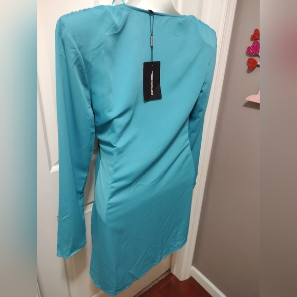 🆕️PrettyLittleThing Blue Shoulder Pad Buckle Detail Shift Dress Sz 10 - Picture 6 of 9